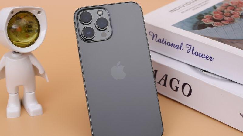 iPhone 13 Pro Max với m&agrave;u đen nh&aacute;m sang trọng