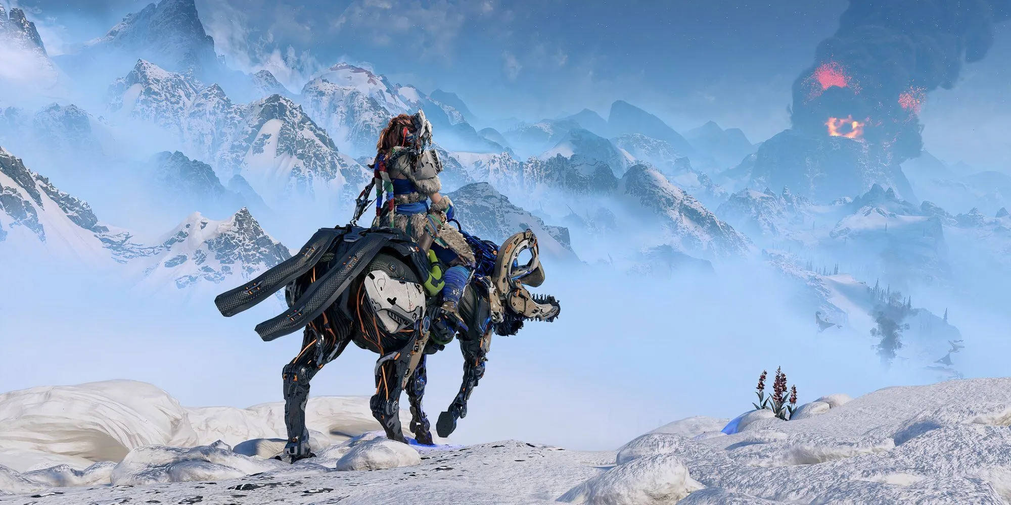 Aloy cưỡi một cỗ máy trên đỉnh núi tuyết trong Horizon Zero Dawn