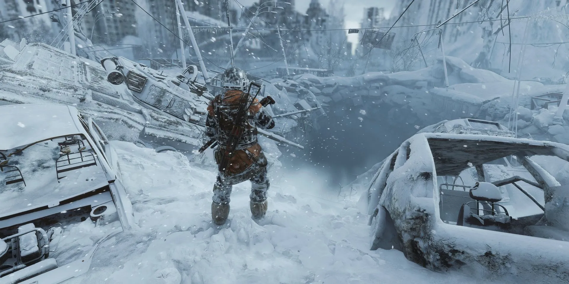 Artyom trong Metro Exodus di chuyển qua một khu vực tuyết phủ dày đặc