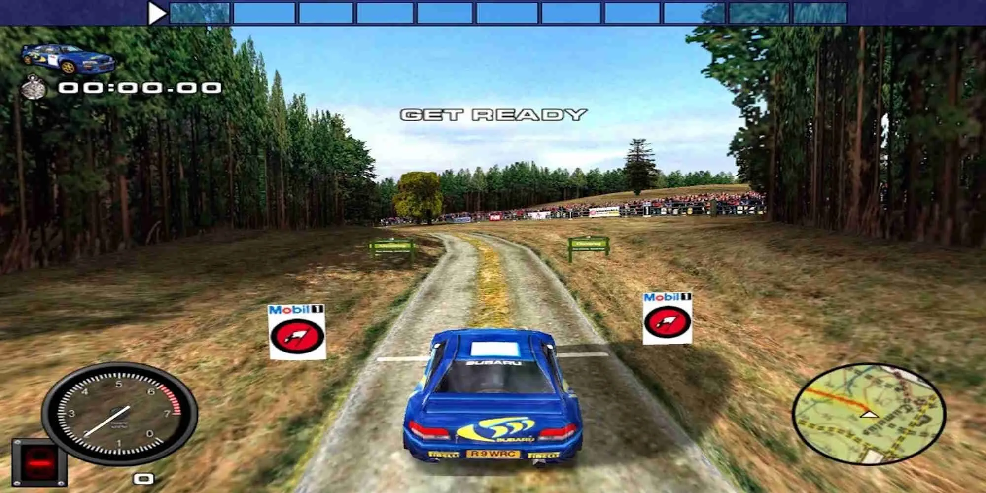 Chiếc xe rally Mobil 1 đang thi đấu trên đường đua đất trong game Mobil 1 Rally Championship PS1