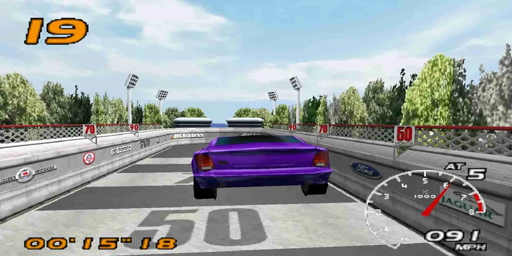 Chiếc xe thể thao TVR màu xanh đang đua trên đường phố trong game Vanishing Point trên PlayStation 1