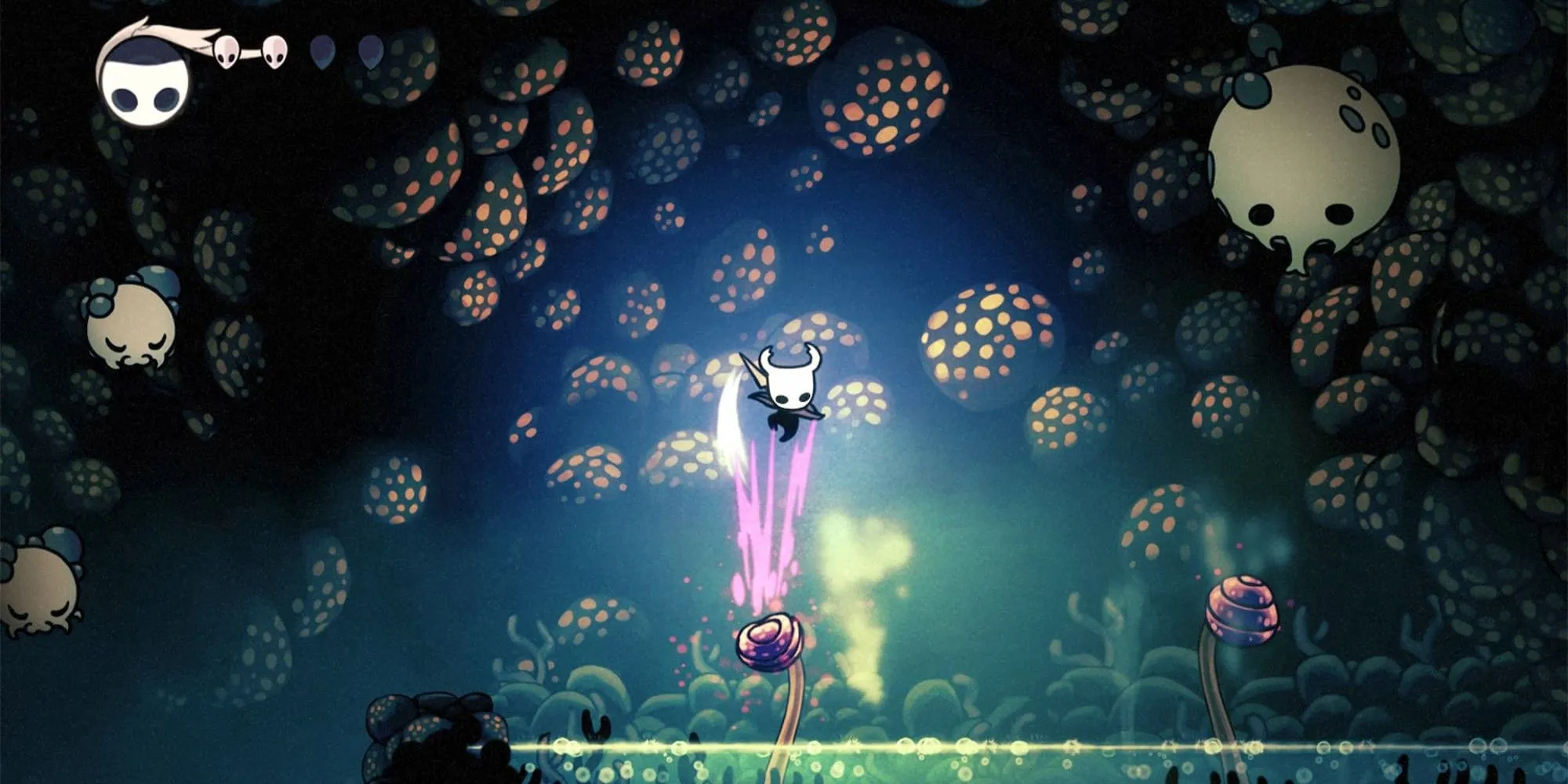 Hiệp sĩ nhỏ bé trong Hollow Knight đang nhảy trên một cây nấm phát sáng trong một khu rừng kỳ ảo