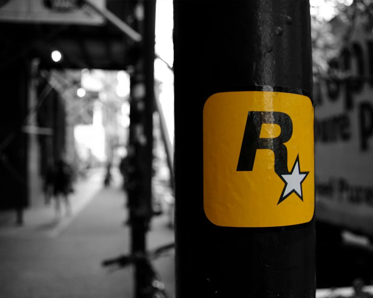 Logo Rockstar Games trên nền một thành phố tượng trưng cho các tựa game thế giới mở
