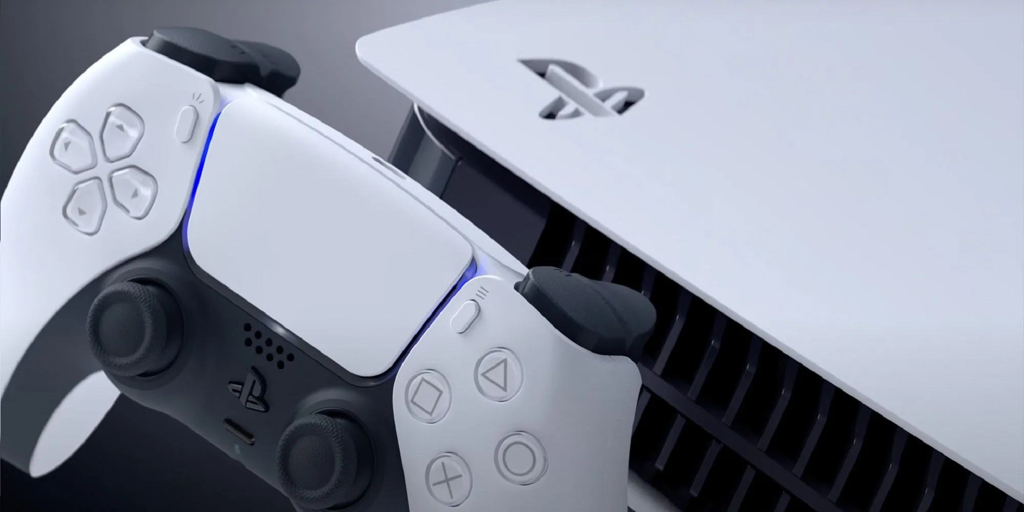 Máy chơi game PlayStation 5 màu trắng đặt trên nền tối làm nổi bật thiết kế