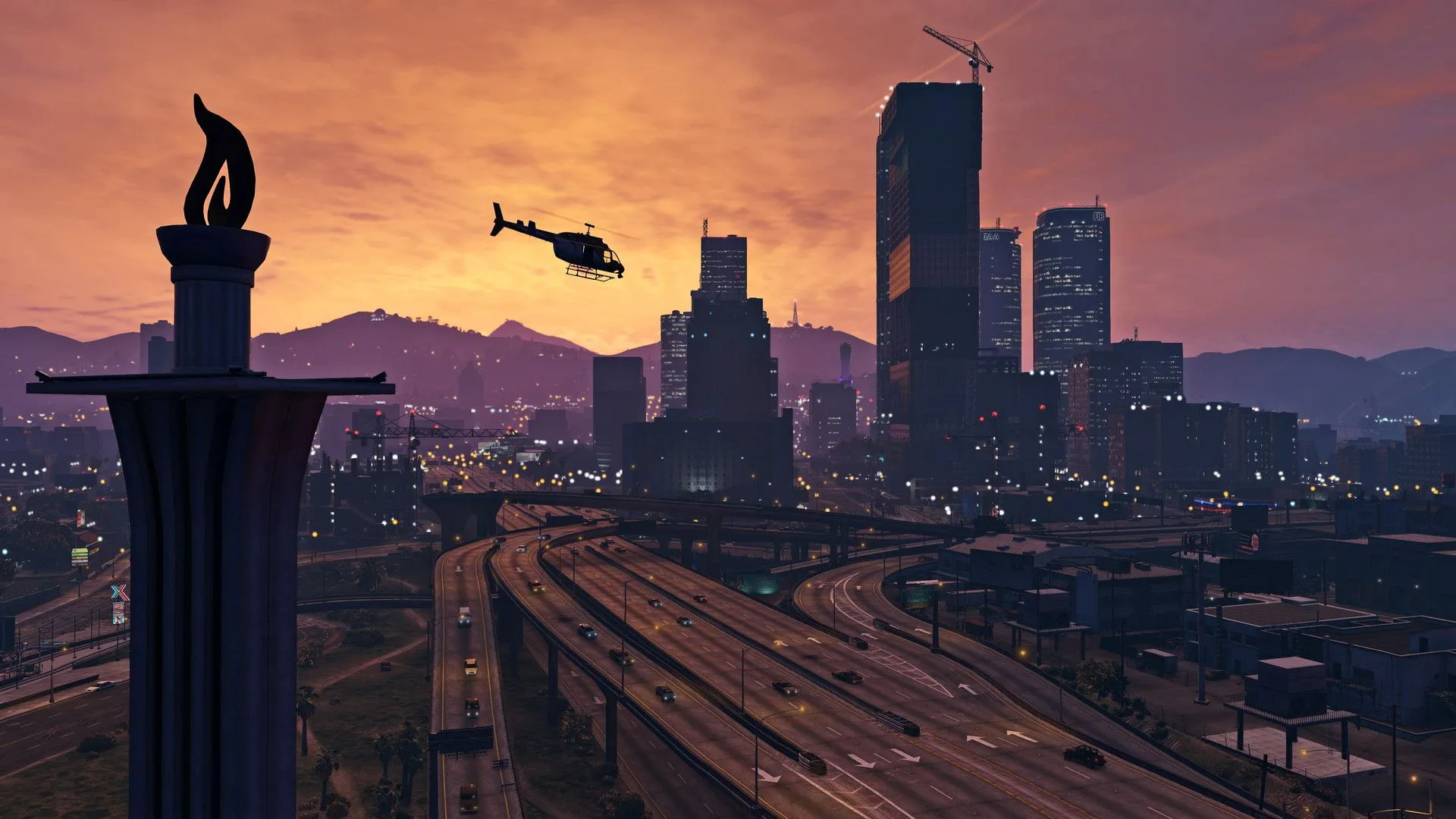 Một chiếc trực thăng bay trên bầu trời Los Santos lúc hoàng hôn, nhìn từ trên cao trong GTA 5