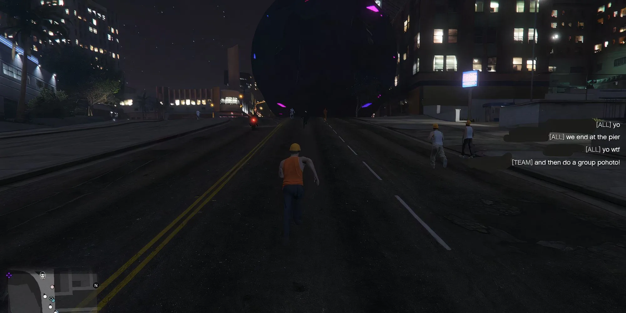 Một hacker đang tạo ra các vật thể cản trở trong cuộc biểu tình ở GTA 5 Online