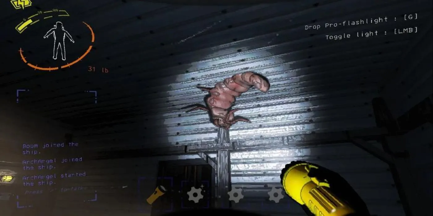 Một người chơi dùng đèn pin chiếu sáng một Snare Flea (quái vật game) trong không gian tối tăm của Lethal Company.