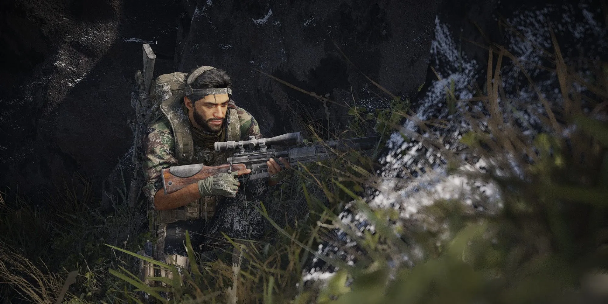 Một người lính Ghost Recon thực hiện nhiệm vụ lén lút trong môi trường rừng rậm