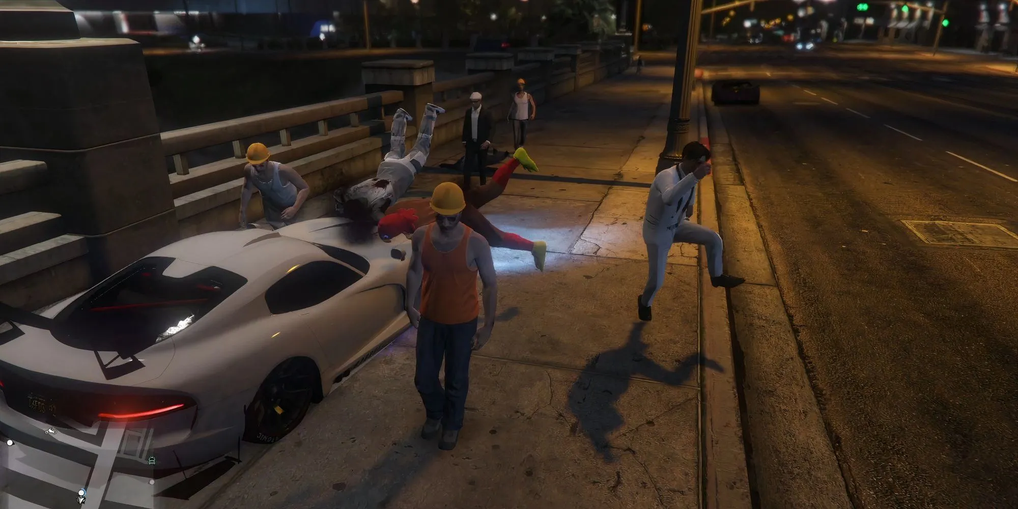 Một nhóm người biểu tình bị một chiếc xe chạy quá tốc độ đâm phải trong GTA 5 Online
