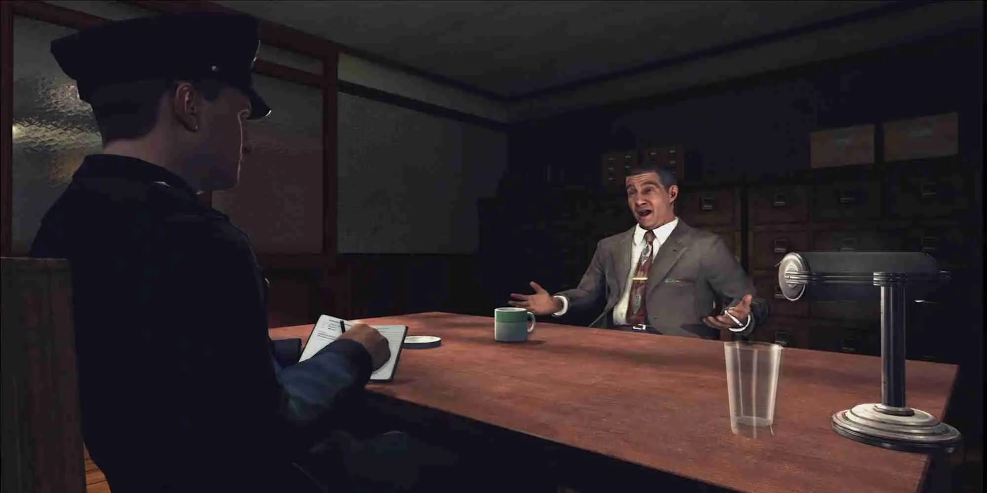 Nhân vật chính Cole Phelps trong một cảnh điều tra của L.A. Noire với biểu cảm căng thẳng