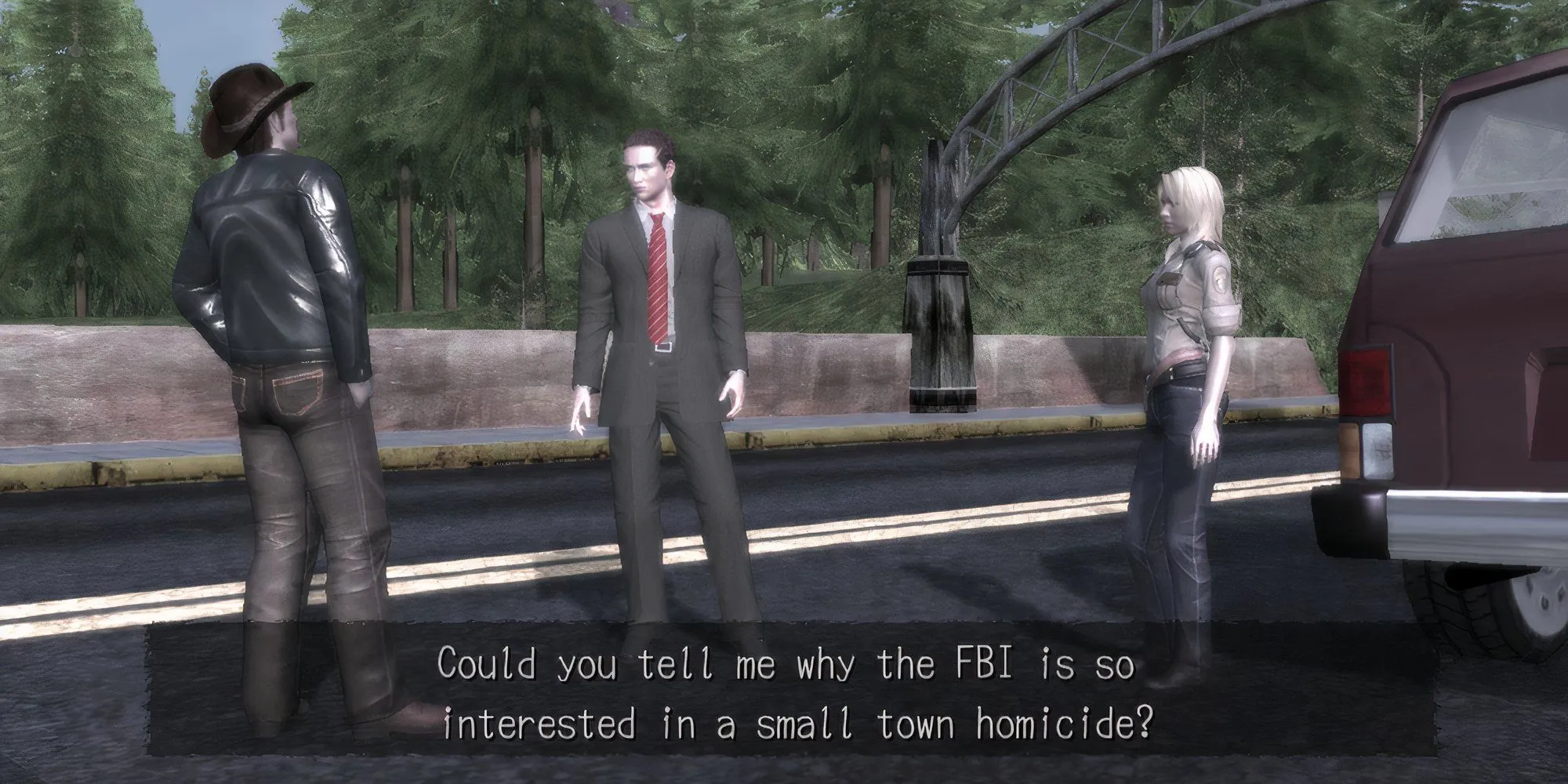 Nhân vật chính Francis York trong Deadly Premonition đang nói chuyện với các nhân vật khác bên cạnh một chiếc xe hơi