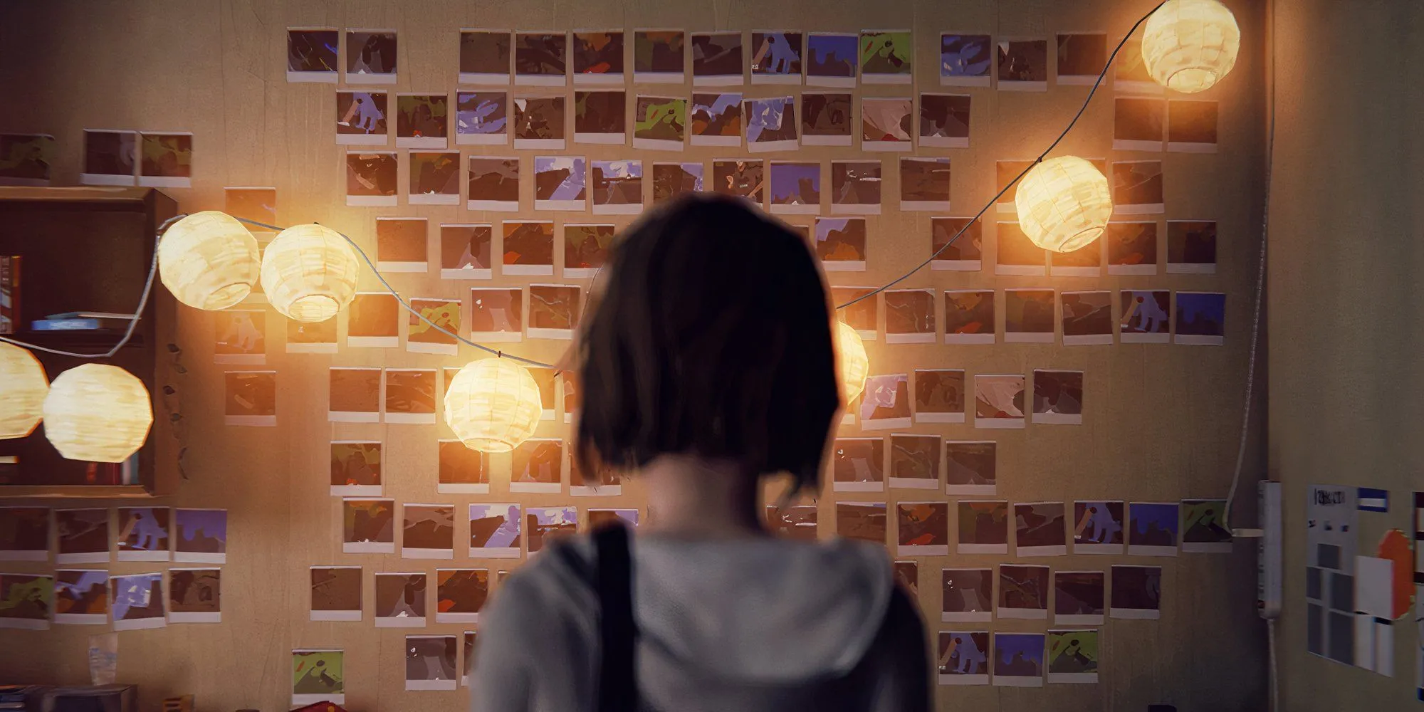 Nhân vật chính Max Caulfield trong Life is Strange quay lưng lại, trong phòng trang trí ảnh polaroid và đèn