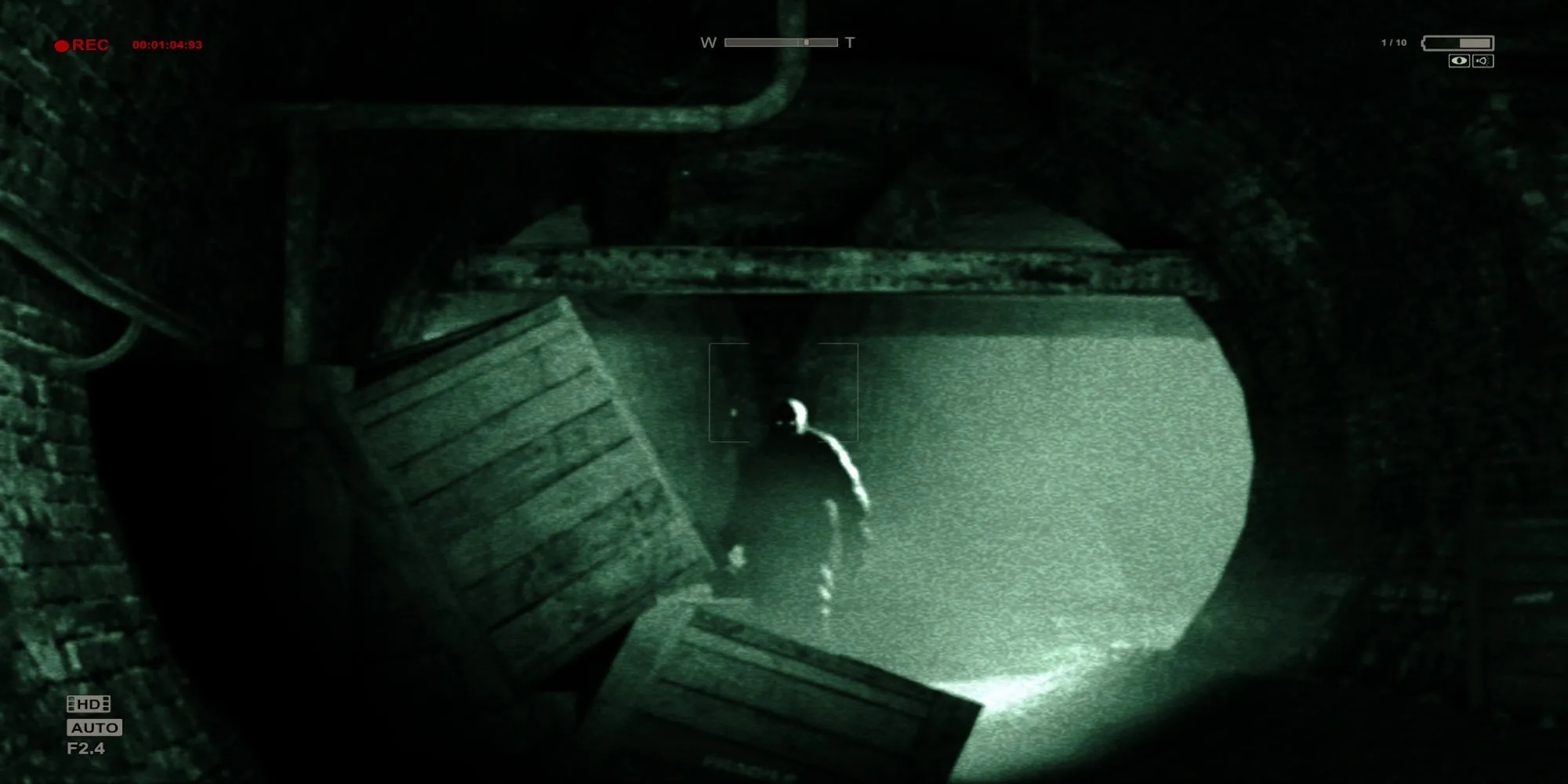 Nhân vật chính trong Outlast đang dùng camera với chế độ nhìn đêm