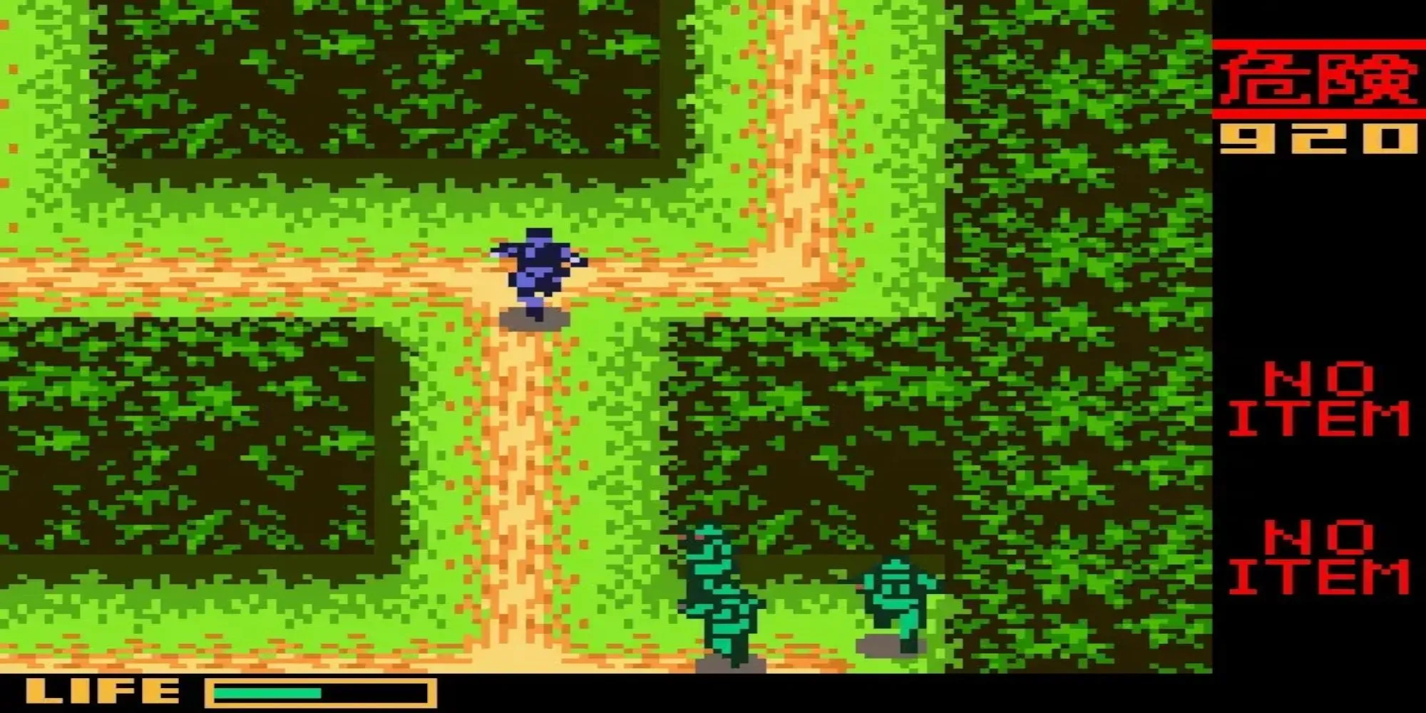 Nhân vật Solid Snake đang ẩn nấp trong một cảnh game Metal Gear Solid phiên bản Game Boy Color