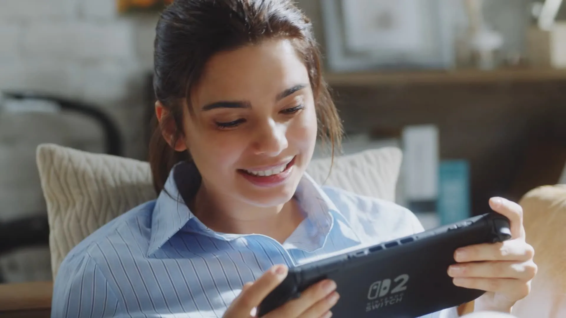 Nintendo Switch 2 ở chế độ chơi game cầm tay hiển thị giao diện GroupChat
