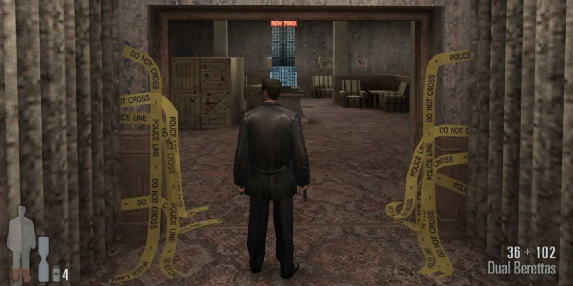Screenshot từ Max Payne, nhân vật chính đứng trong khách sạn với băng rôn cảnh sát