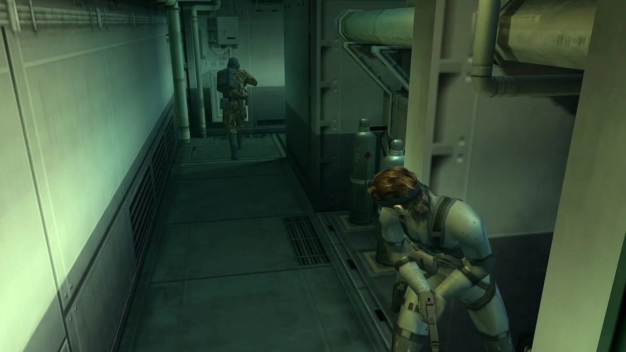 Solid Snake ẩn nấp và quan sát kẻ địch trong Metal Gear Solid 2: Sons of Liberty