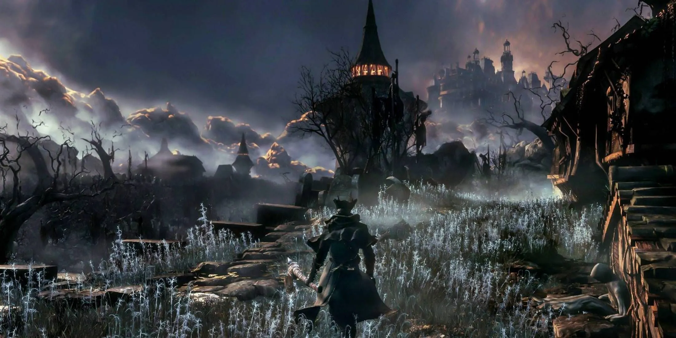 Thợ săn trong Bloodborne với vũ khí Trick Weapon và súng trên tay, đứng giữa đường phố Yharnam cổ kính