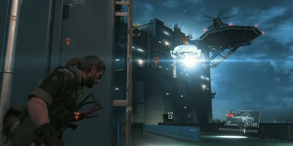 Venom Snake cùng chú chó D-Dog trong một nhiệm vụ tại thế giới mở của Metal Gear Solid V The Phantom Pain