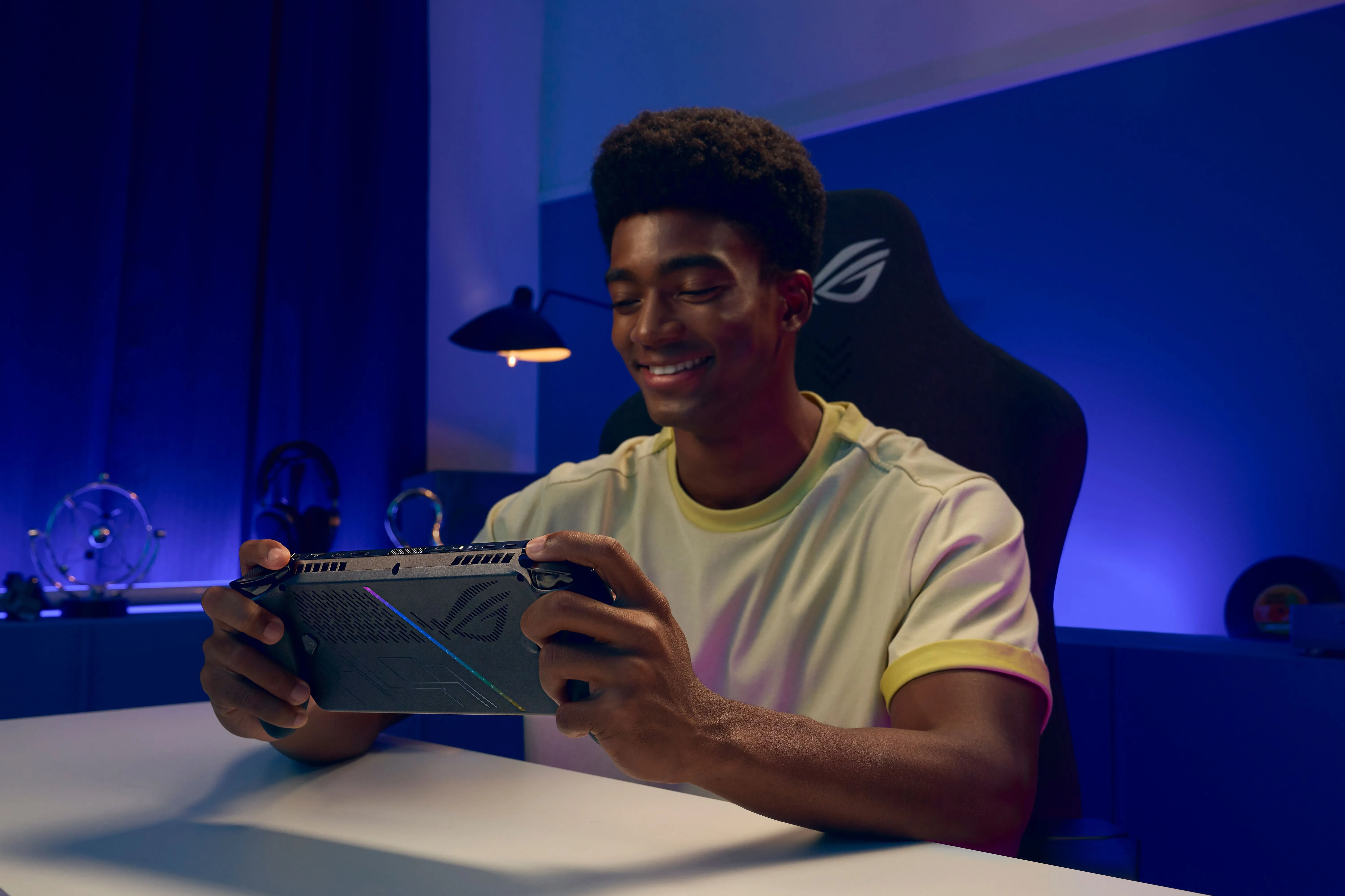 Các cổng kết nối và nút bấm trên ROG Xbox Ally X