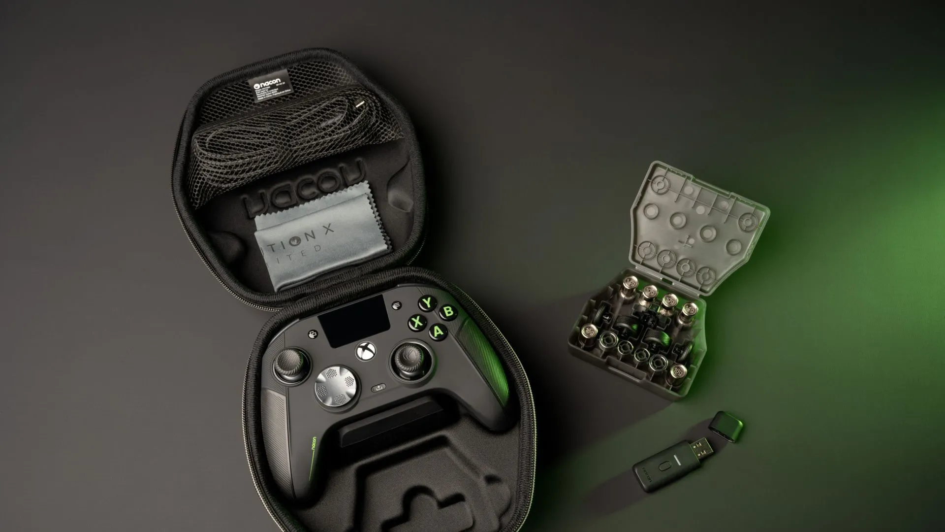 Phụ kiện đầy đủ bên trong hộp Nacon Revolution X Unlimited, bao gồm tay cầm, tạ, joystick, D-pad, dock sạc, case, dây cáp