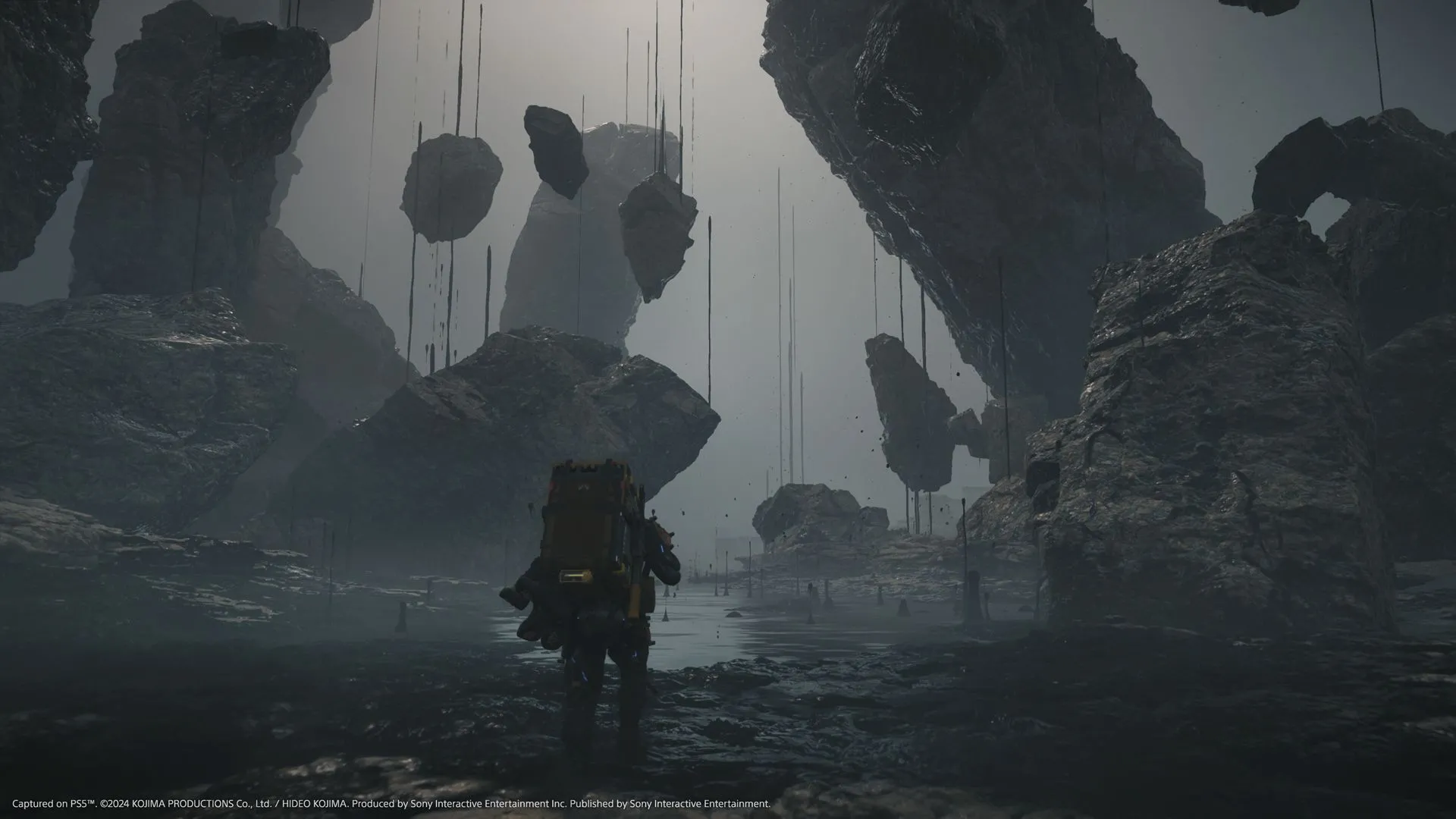 Sam Porter Bridges vượt qua địa hình hiểm trở trong thế giới mở của Death Stranding 2