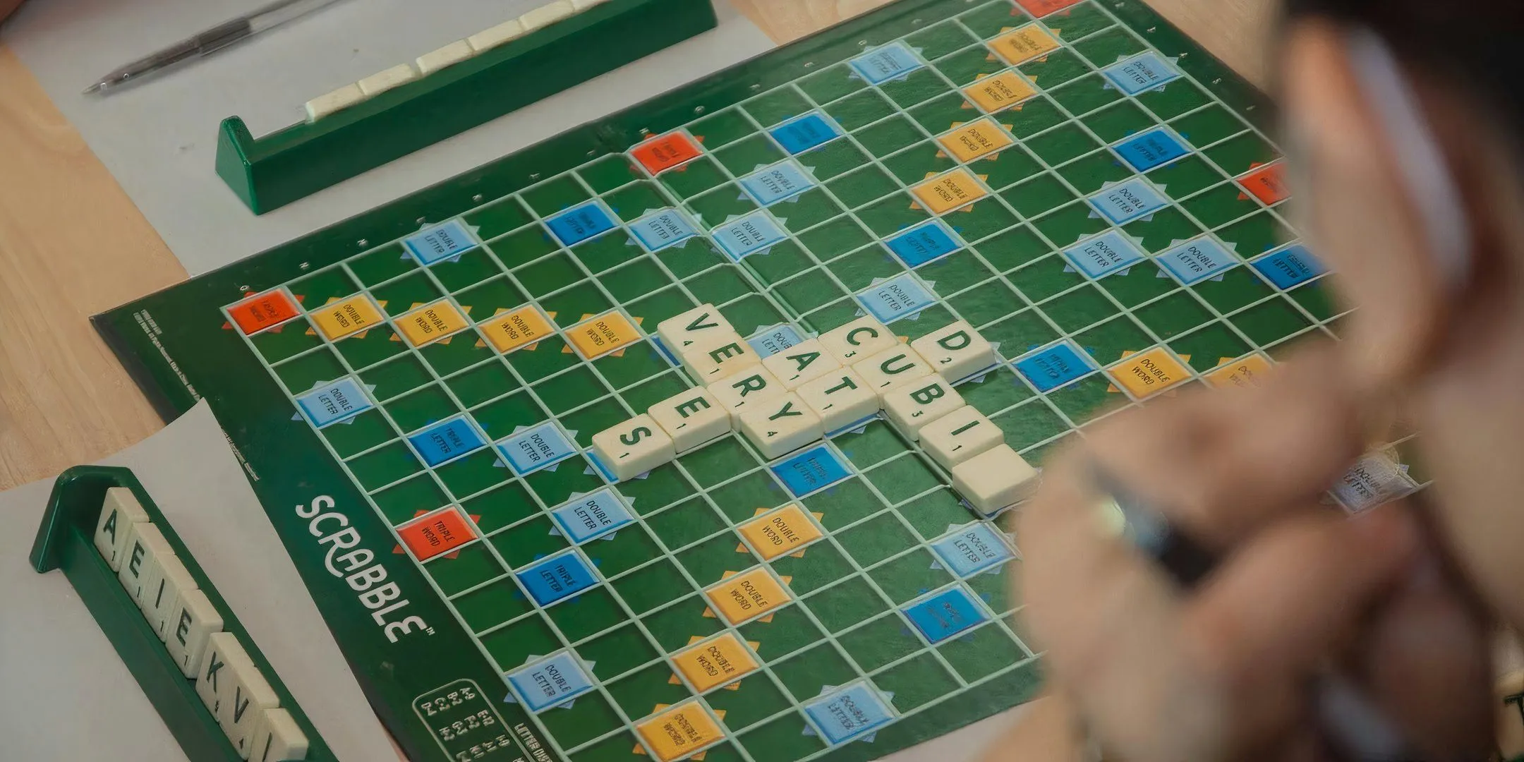 Bàn chơi Scrabble với những ô điểm thưởng và các quân cờ chữ cái đang được đặt.