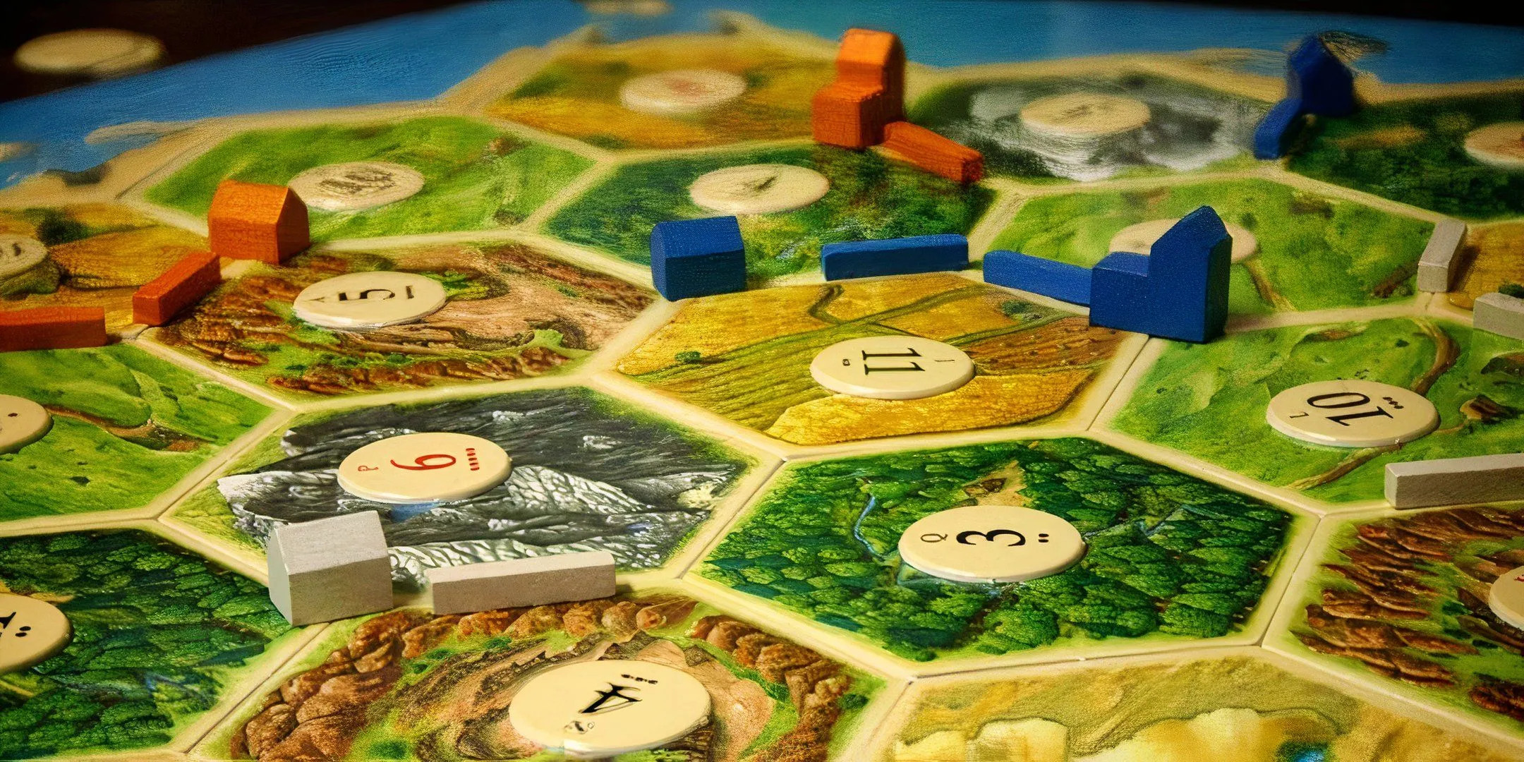 Bàn chơi Settlers of Catan với các vùng đất tài nguyên đa dạng và các khu định cư của người chơi.