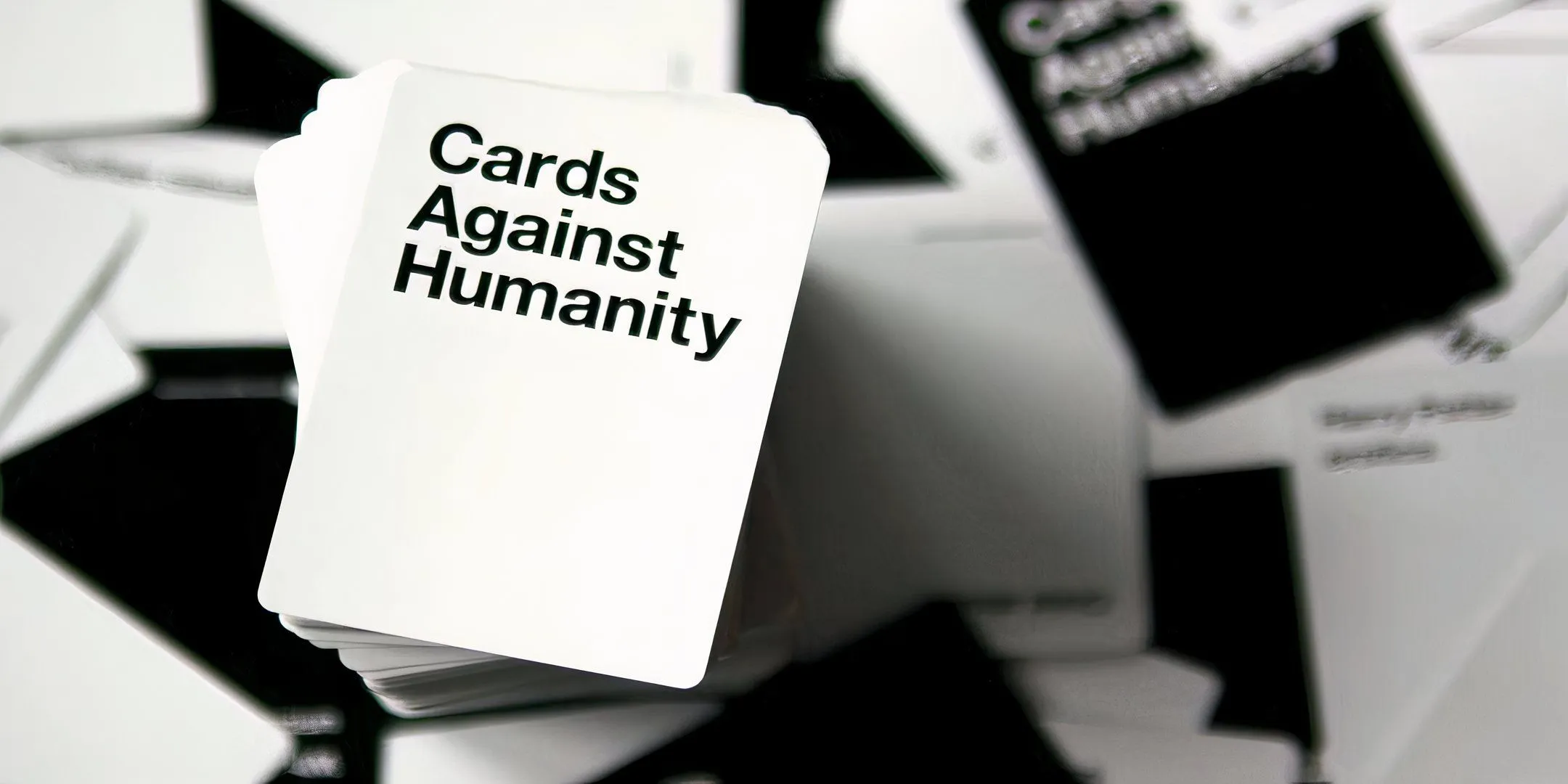 Bộ bài Cards Against Humanity với những lá bài đen trắng đặc trưng, gợi nhớ về thời kỳ đỉnh cao của tựa game tiệc tùng này, nhưng nay có thể đã lỗi thời.