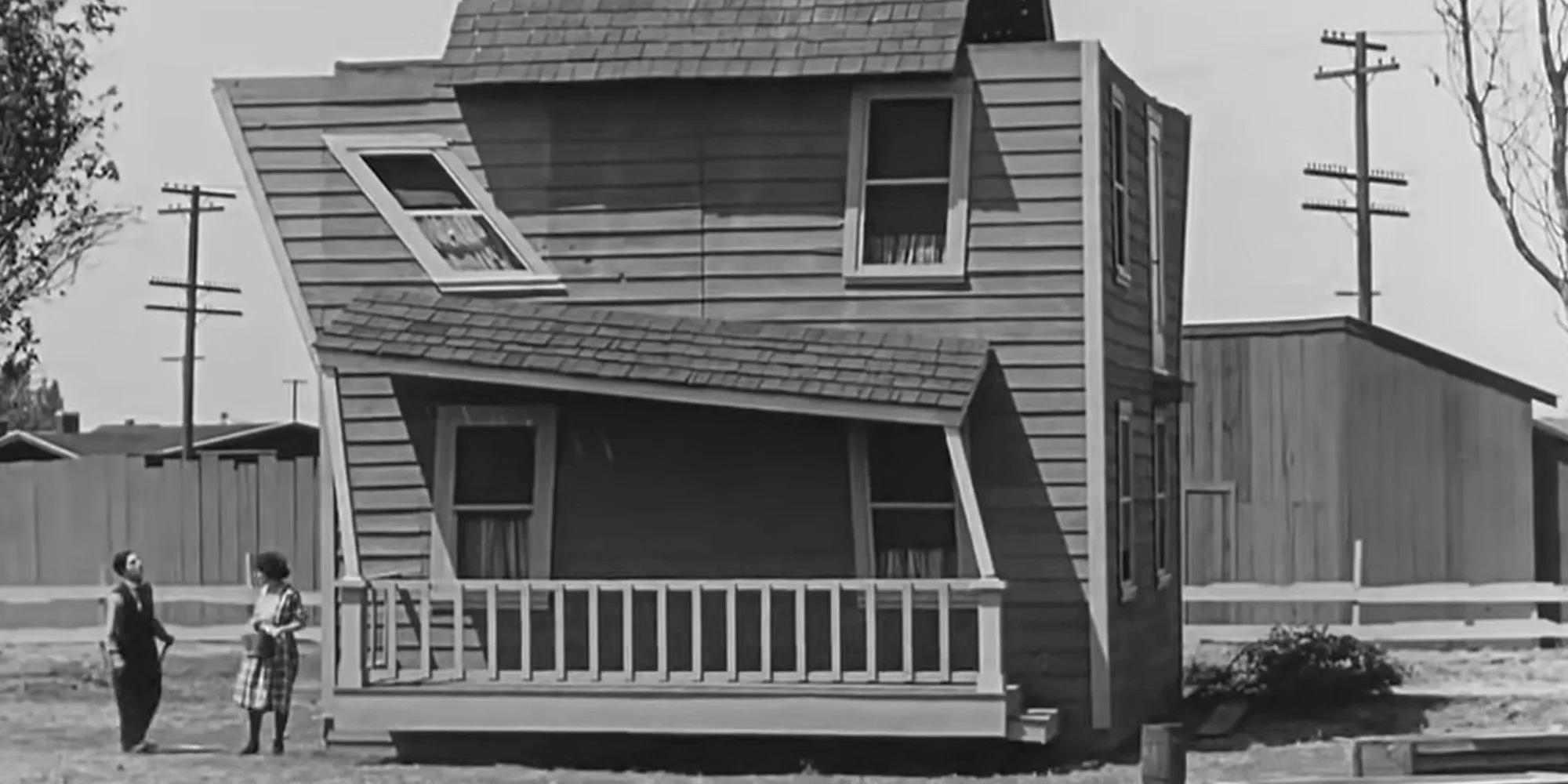 Buster Keaton và Sybil Seely đứng cạnh ngôi nhà đổ nát trong phim câm One Week, minh họa cho sự tàn phá và mất mát