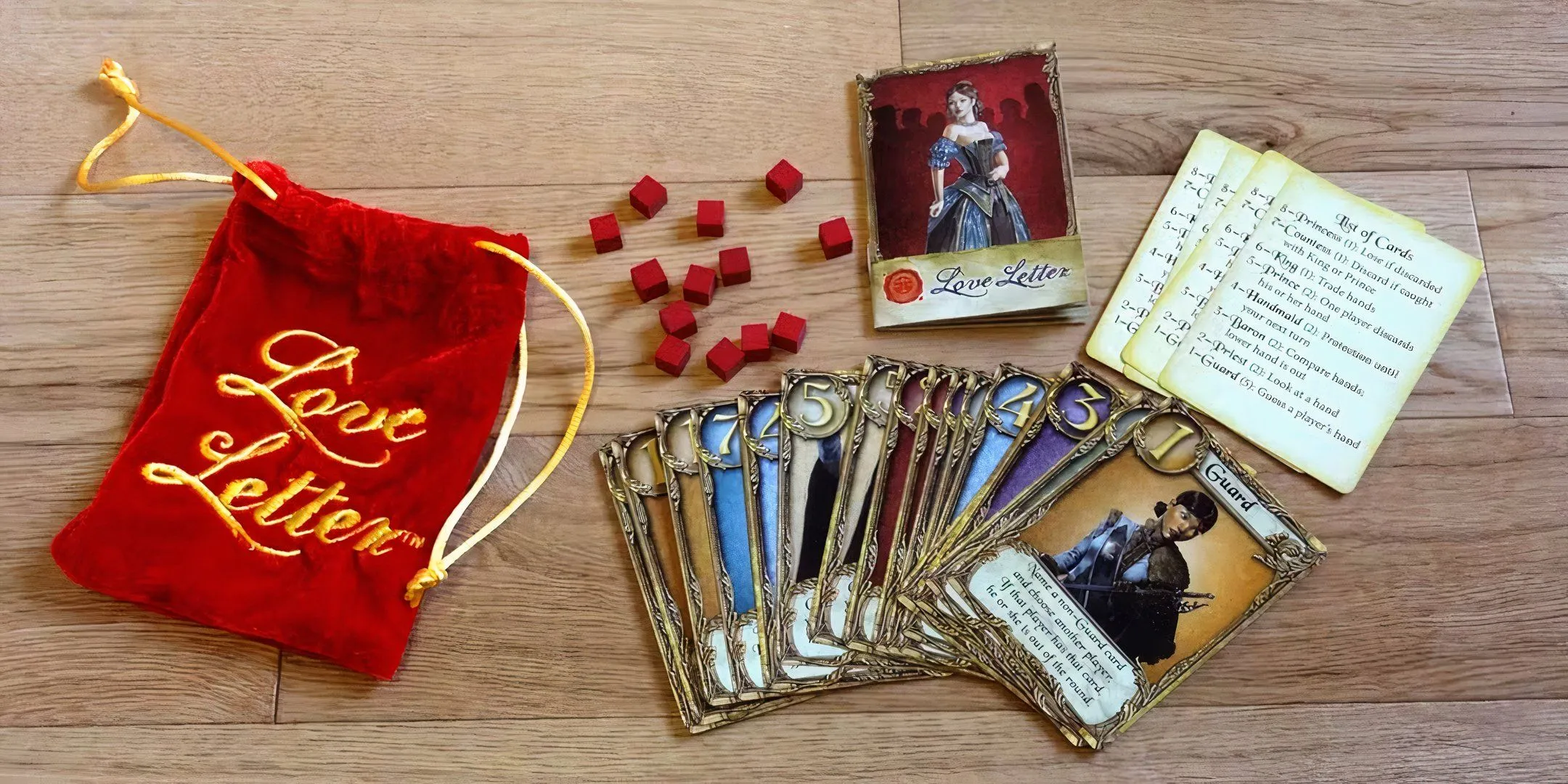 Các thành phần của board game Love Letter bao gồm các lá bài nhân vật và token điểm.