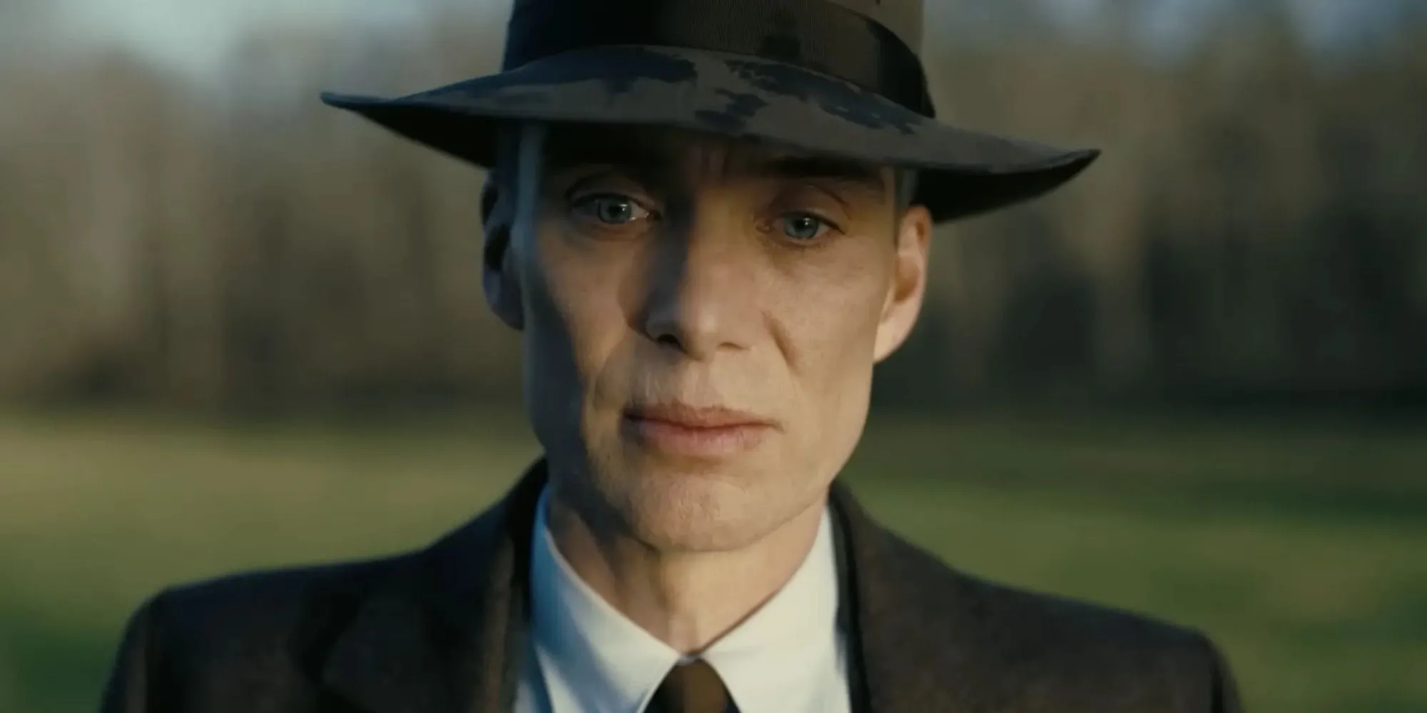 Cillian Murphy trong vai J. Robert Oppenheimer, thể hiện sự sâu sắc và phức tạp của nhân vật trong bộ phim lịch sử kịch tính