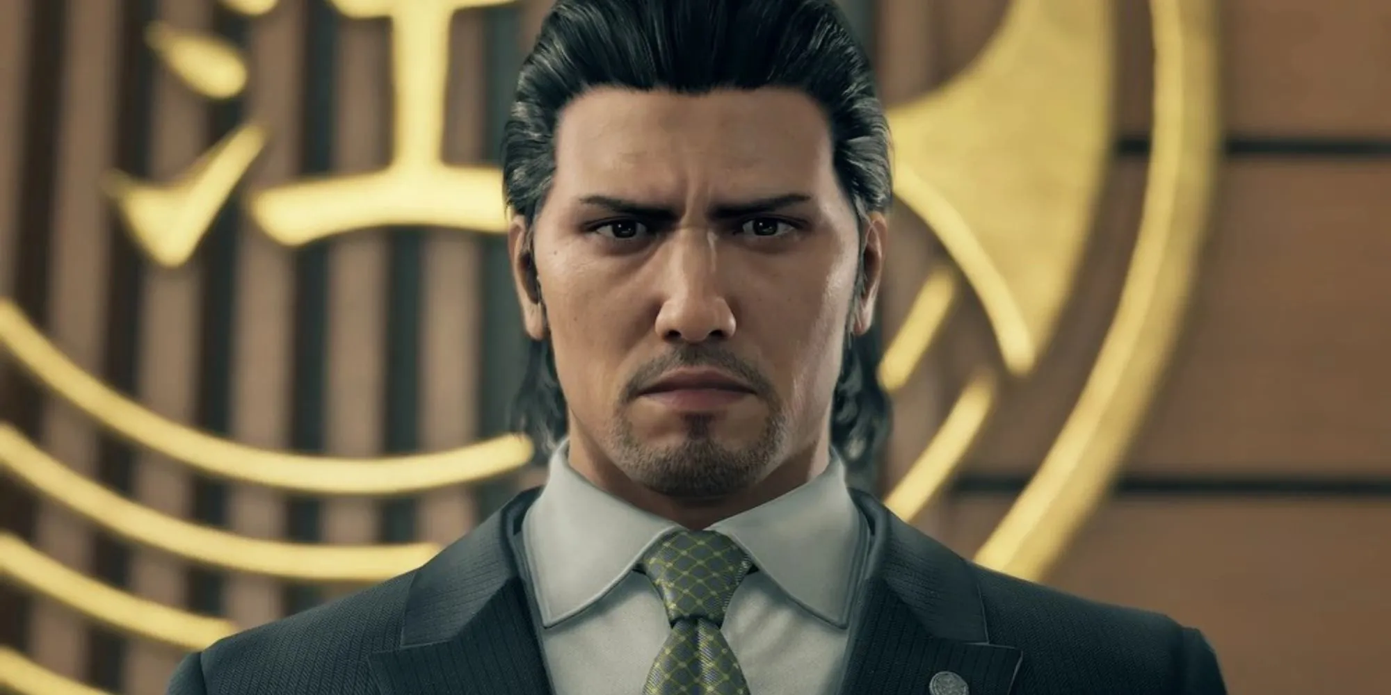 Daigo Dojima đứng trước biểu tượng gia tộc Tojo, vẻ mặt nghiêm nghị trong Yakuza, người đứng đầu một thời bị biến thành trùm cuối gây tranh cãi.