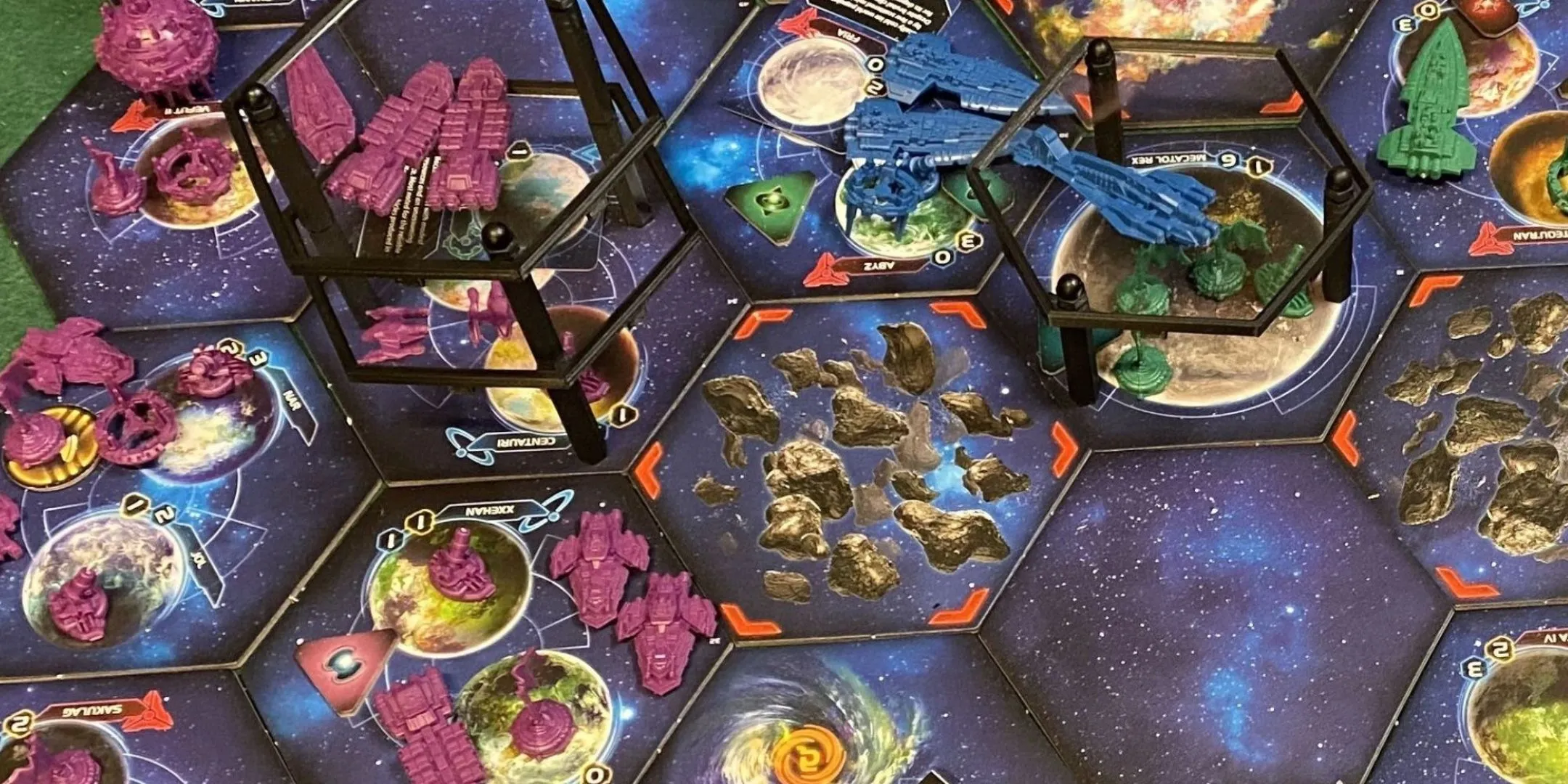 Góc cận cảnh một ván chơi Twilight Imperium đang diễn ra, với các quân đội và hành tinh trải rộng trên bản đồ không gian.