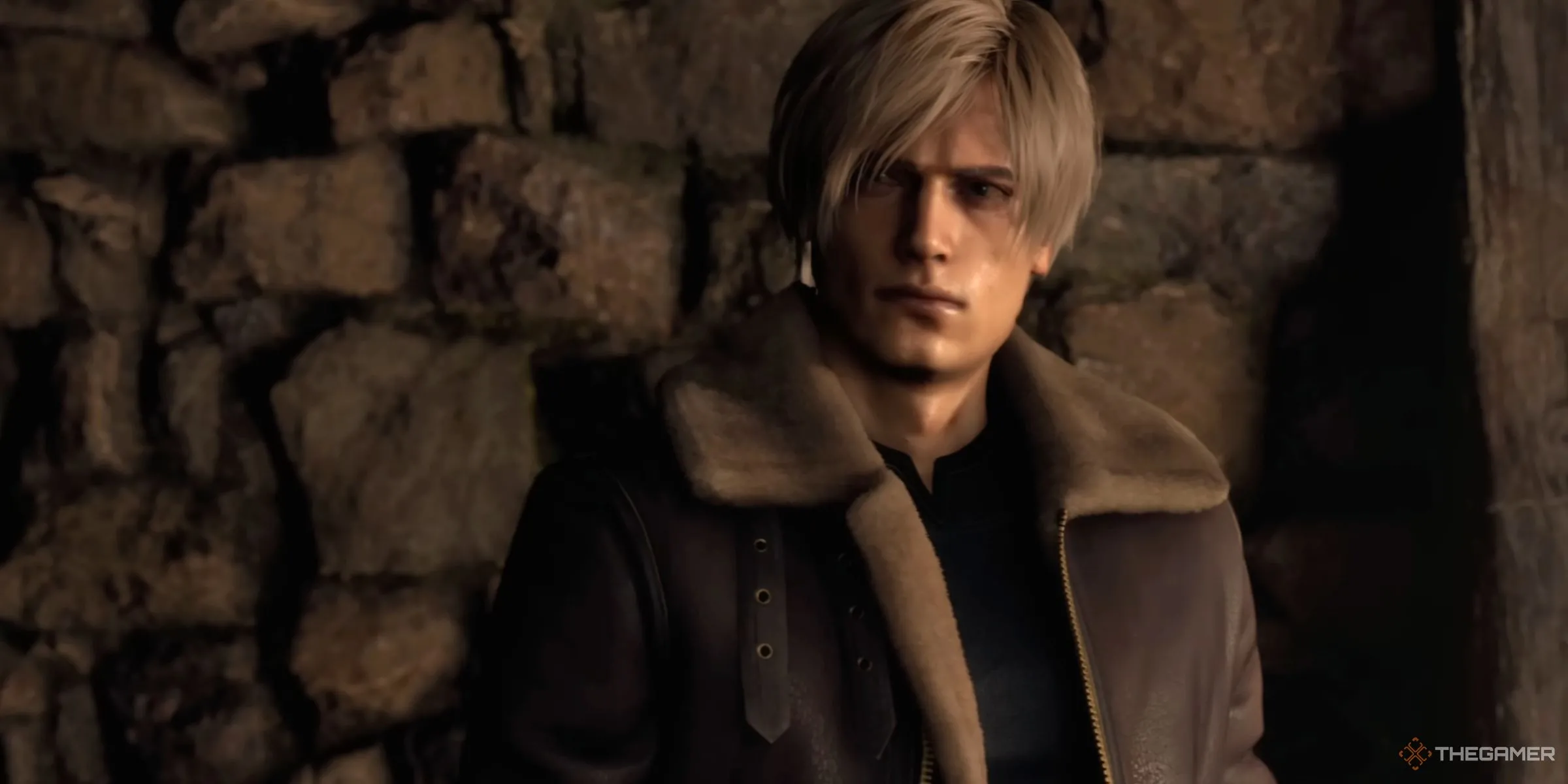 Leon S. Kennedy thám hiểm ngôi nhà hoang tàn trong phân đoạn mở đầu Resident Evil 4 Remake, khung cảnh u ám gợi không khí kinh dị.