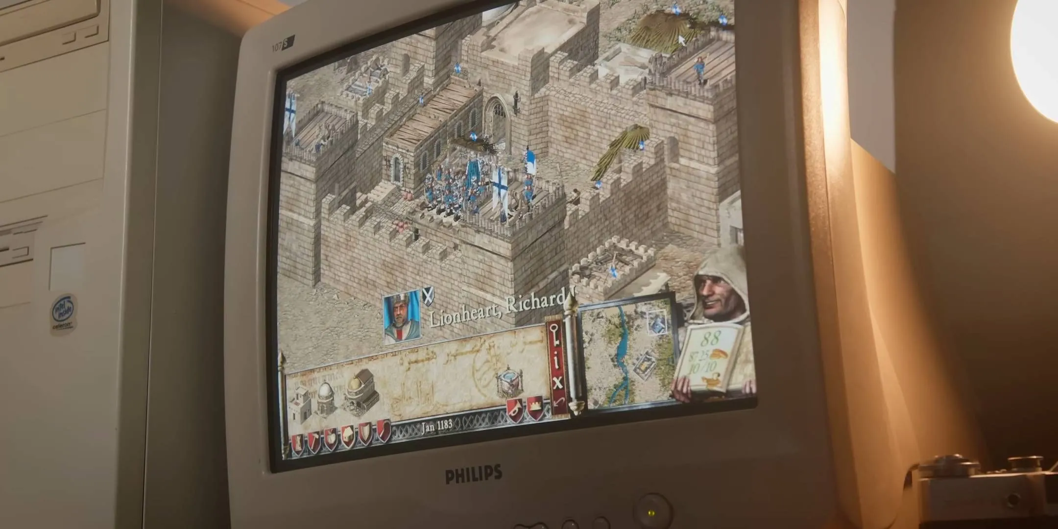 Màn hình CRT cũ hiển thị game Stronghold Crusader
