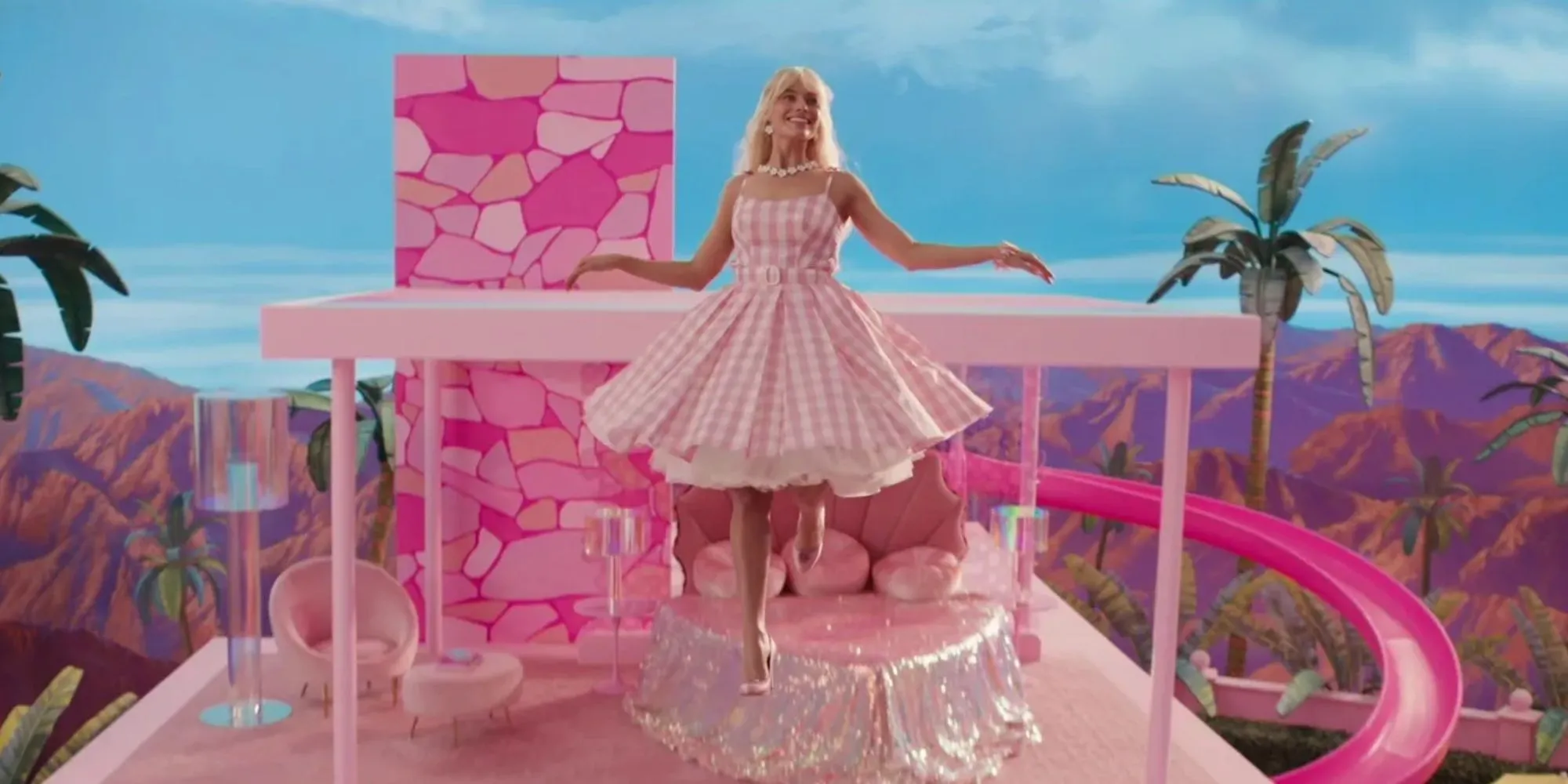 Margot Robbie trong vai Barbie, nổi bật trong ngôi nhà mơ ước màu hồng đặc trưng, thể hiện sự thành công vượt trội của bộ phim Barbie