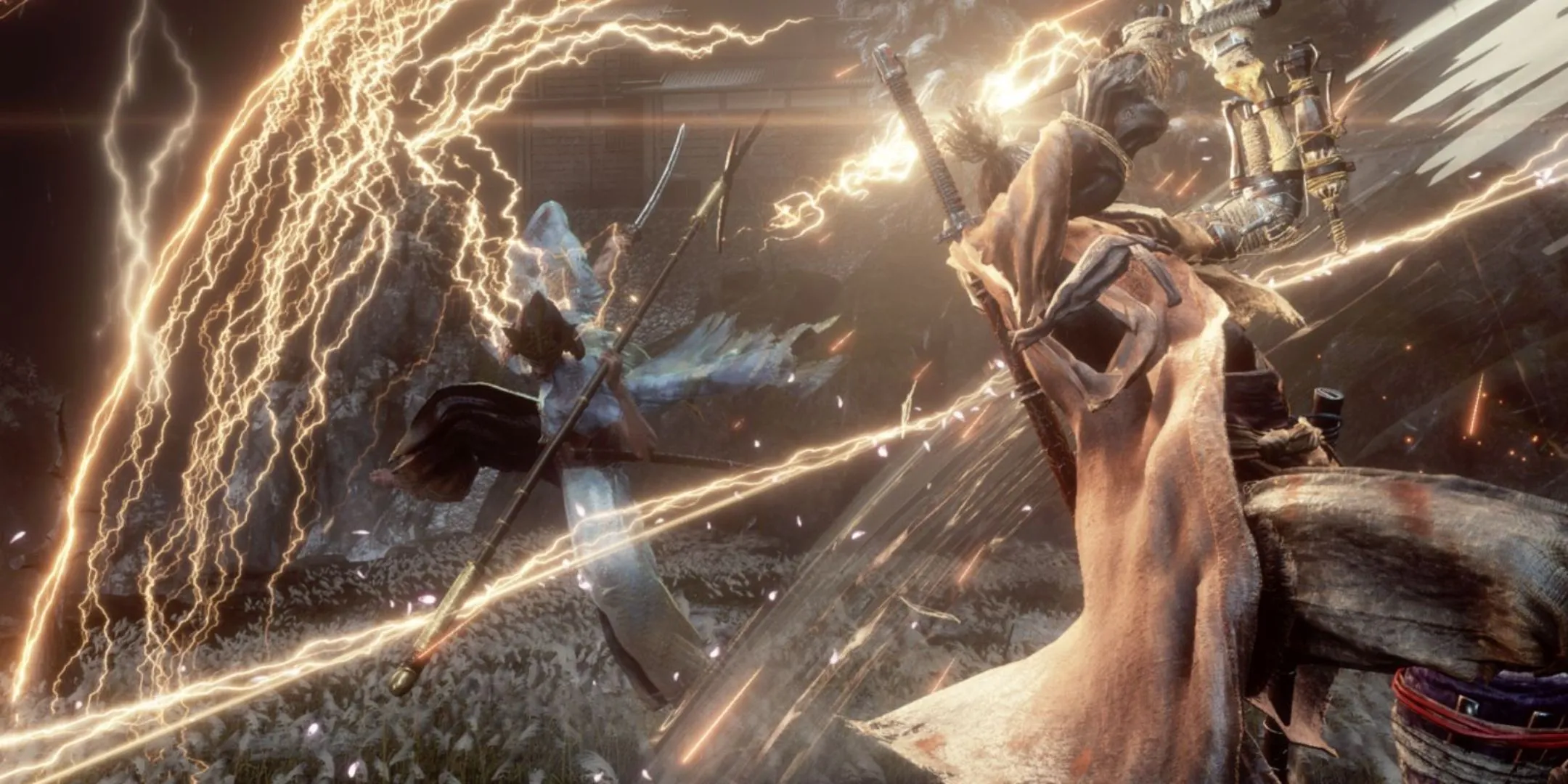 Nhân vật Wolf thực hiện đòn phản công dứt khoát trước Isshin trong Sekiro, biểu tượng cho việc đối mặt và hoàn thành những thử thách còn dang dở.