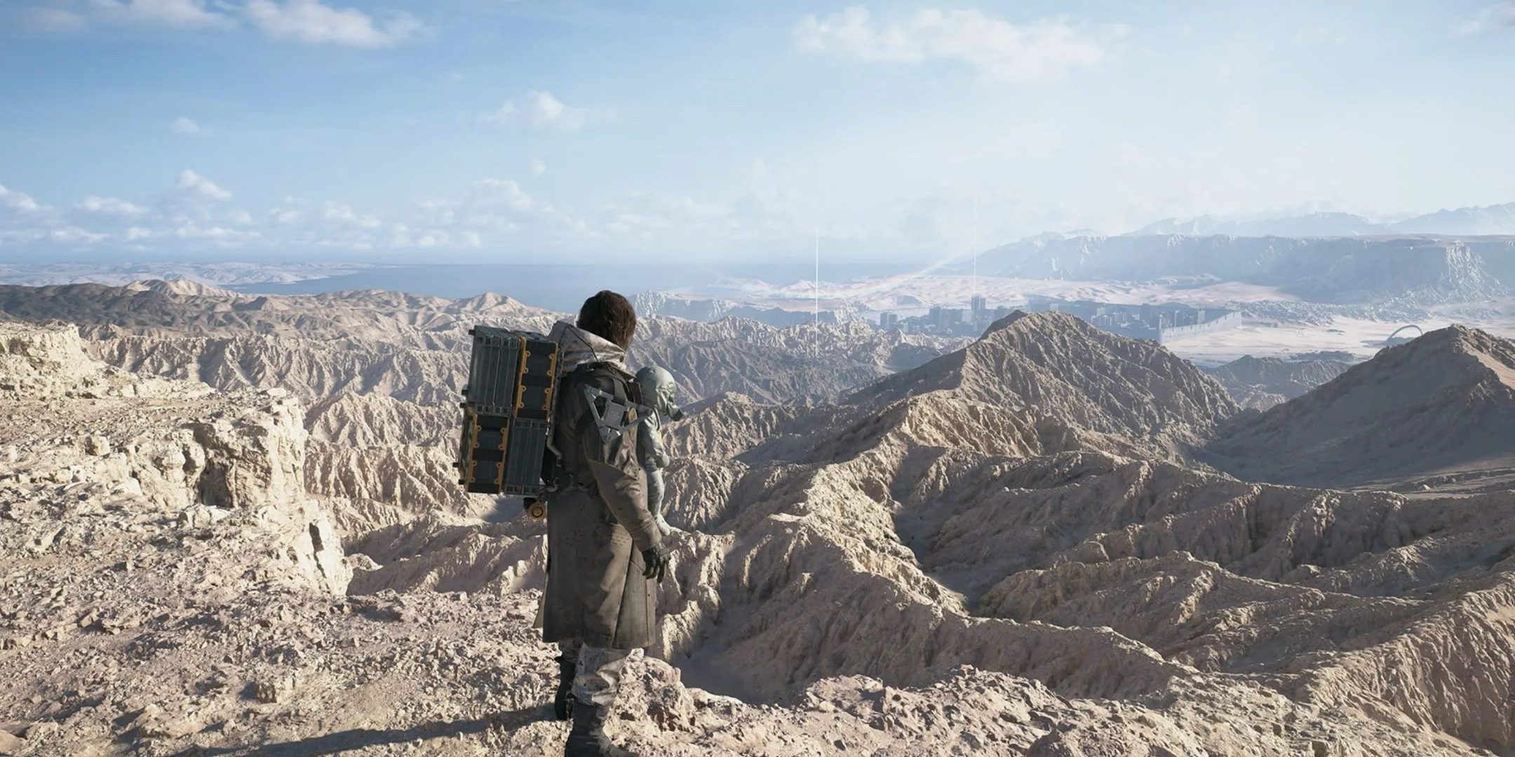 Sam Porter Bridges đứng trên đỉnh núi Mexico trong Death Stranding 2, chuẩn bị cho hành trình phiêu lưu mới.