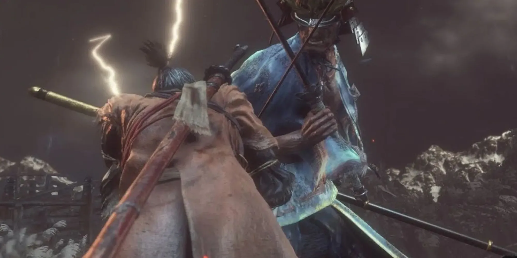 Sekiro đối mặt với Boss Kiếm Thánh Isshin giữa cánh đồng hoa, minh họa cho thử thách cần vượt qua khi chơi lại game.
