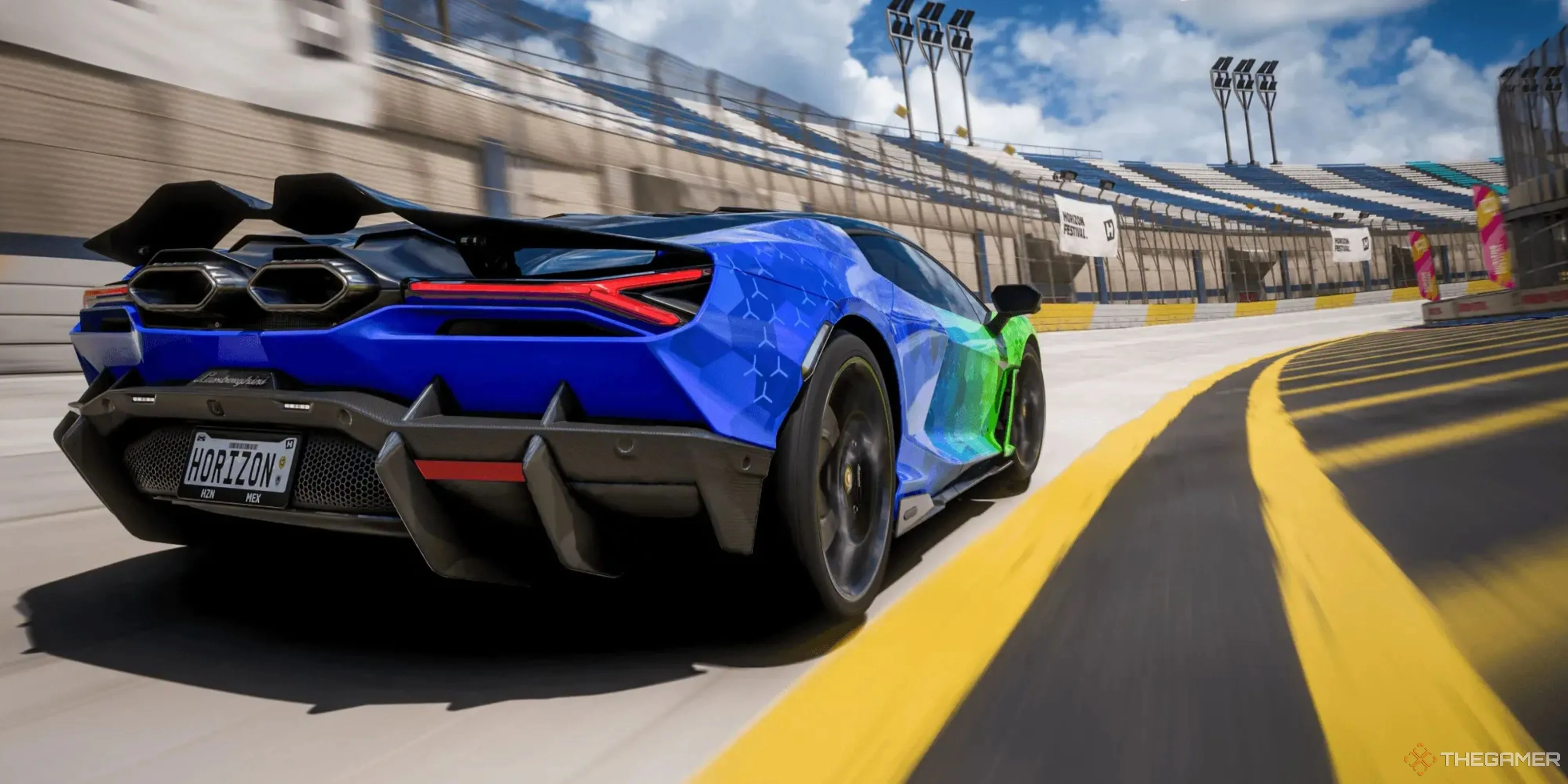 Siêu xe Lamborghini Revuelto với màu sơn Xbox và PlayStation phiêu bạt trong Forza Horizon 5.