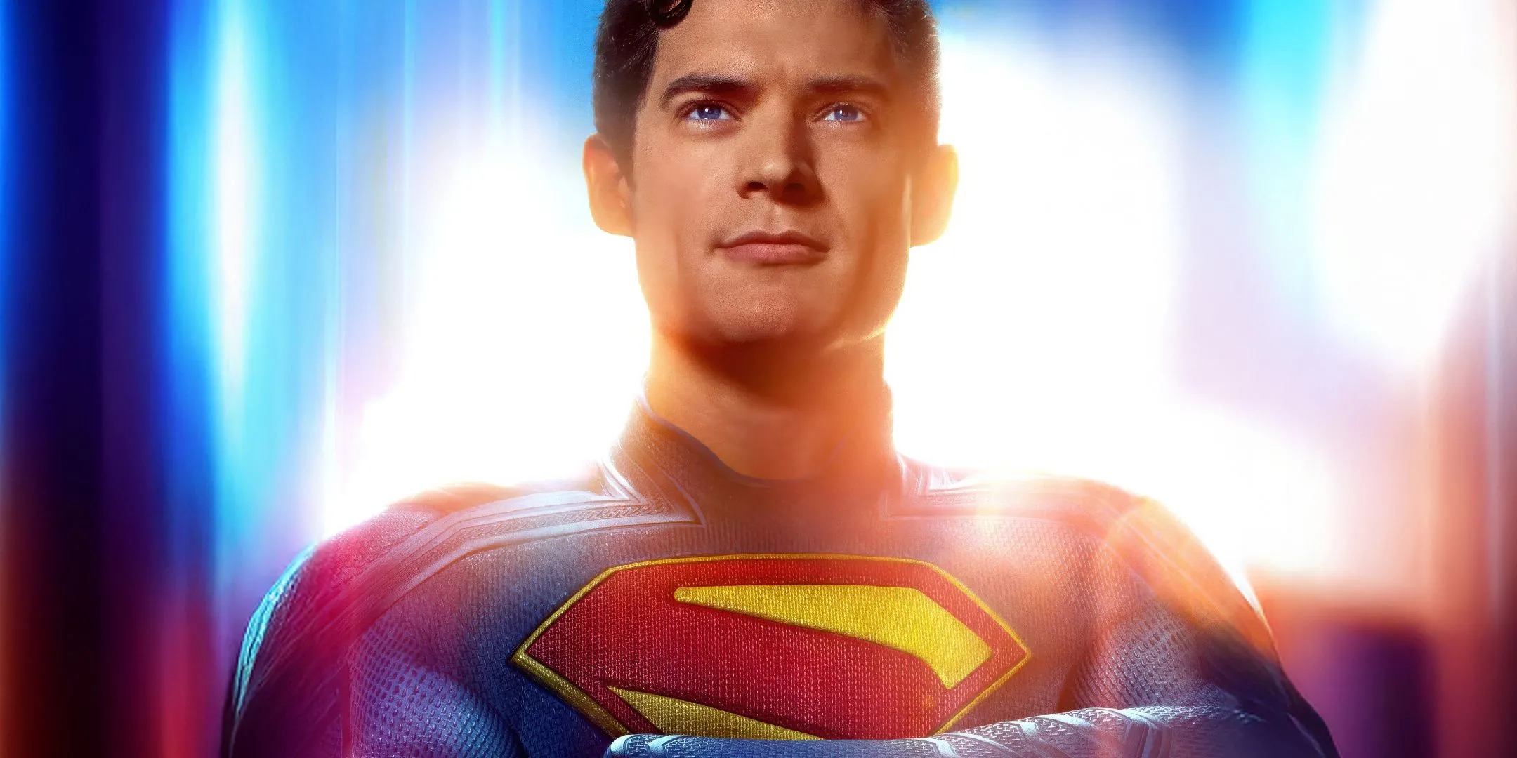 Superman đứng khoanh tay mỉm cười, biểu cảm tự tin và ấm áp.
