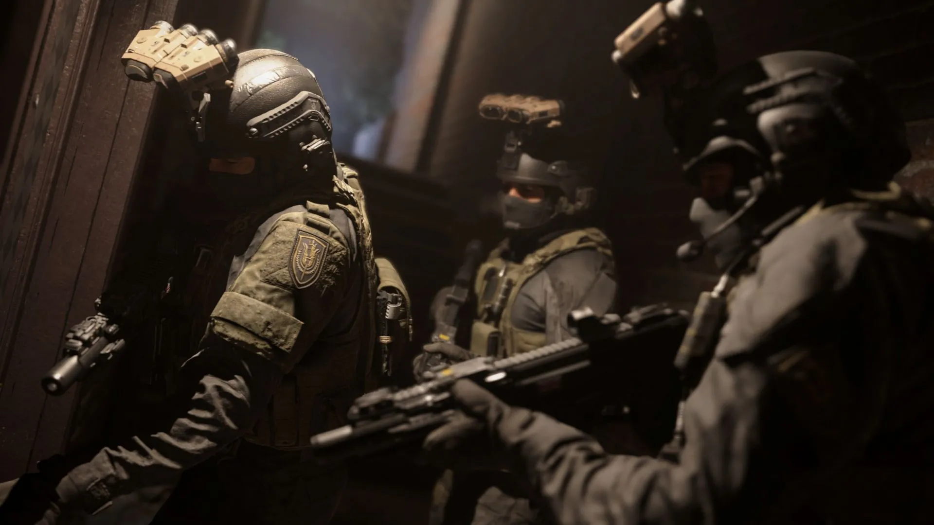 Đội đặc nhiệm Call of Duty di chuyển trong khói lửa chiến trường, biểu tượng cho hành động mãn nhãn mà phim CoD hứa hẹn mang lại
