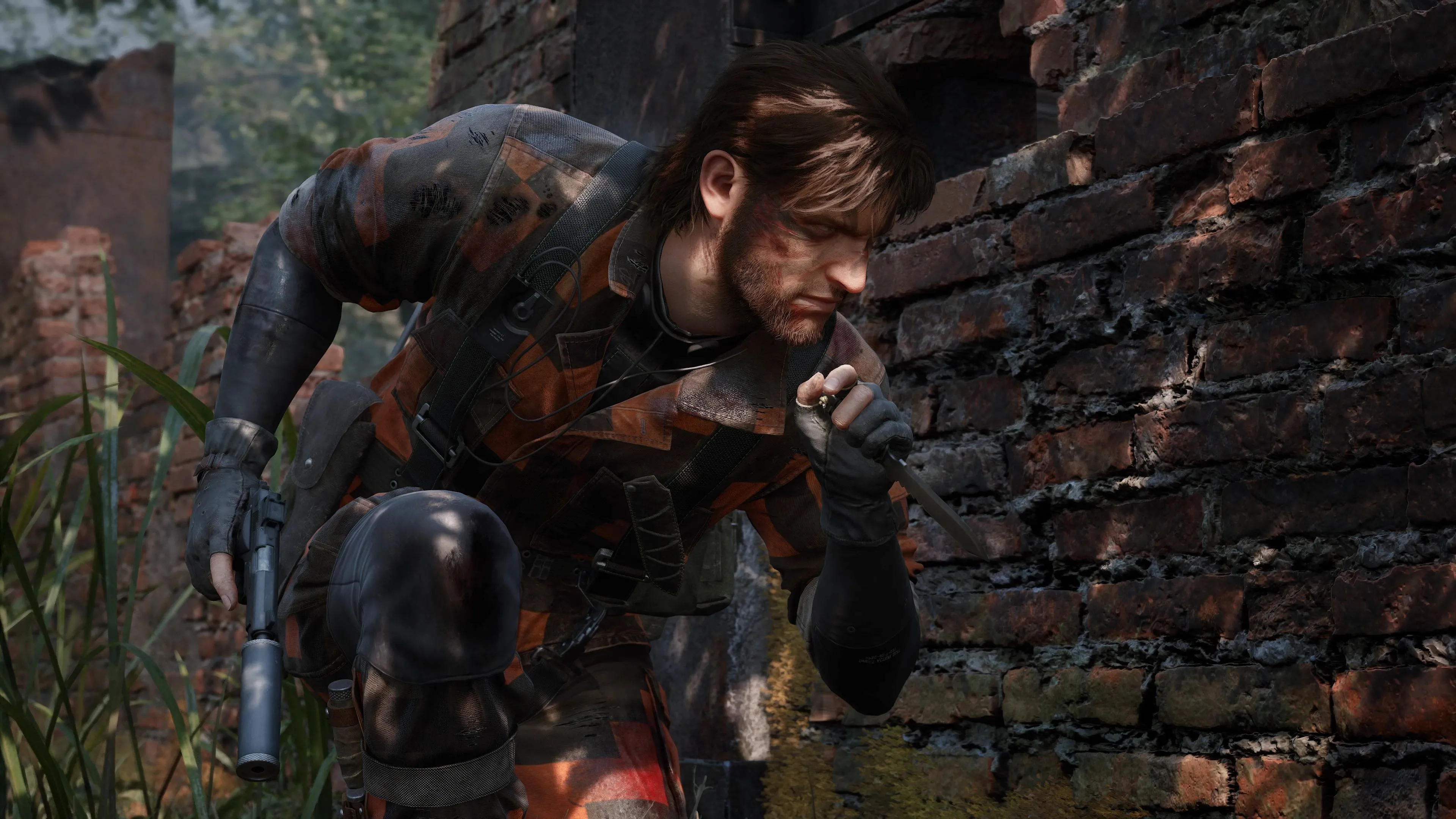 Naked Snake ẩn nấp sau bức tường, thực hiện chiến thuật tàng hình trong Metal Gear Solid Delta: Snake Eater