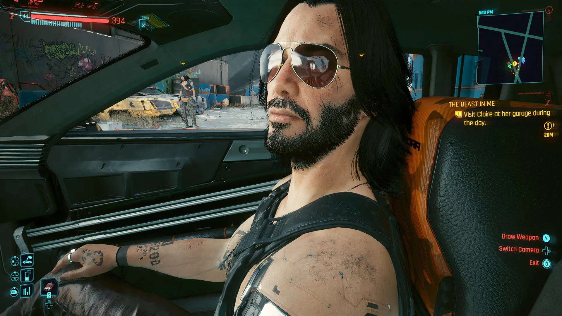 Nhân vật V ngắm nhìn Night City đầy rực rỡ và bí ẩn trong game Cyberpunk 2077